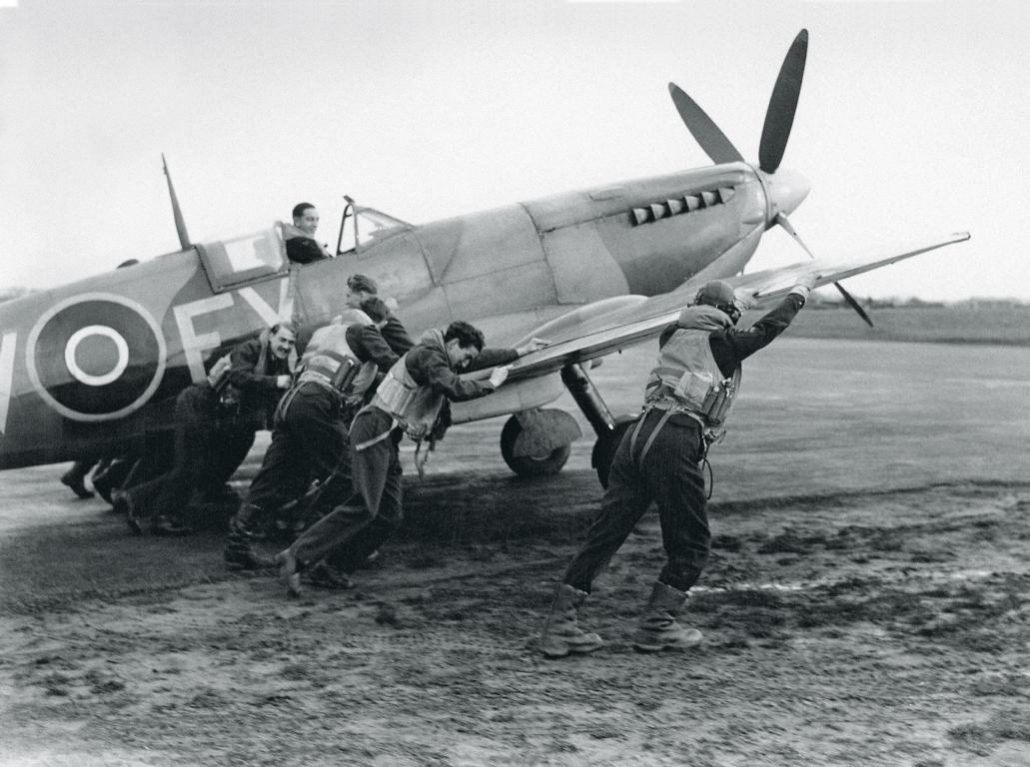 UNDATIERTES HANDOUT - An improved Spitfire is pushed onto the runway by a group of pilots from the squadron (January 1944). (PHOTOPRESS/IWC)