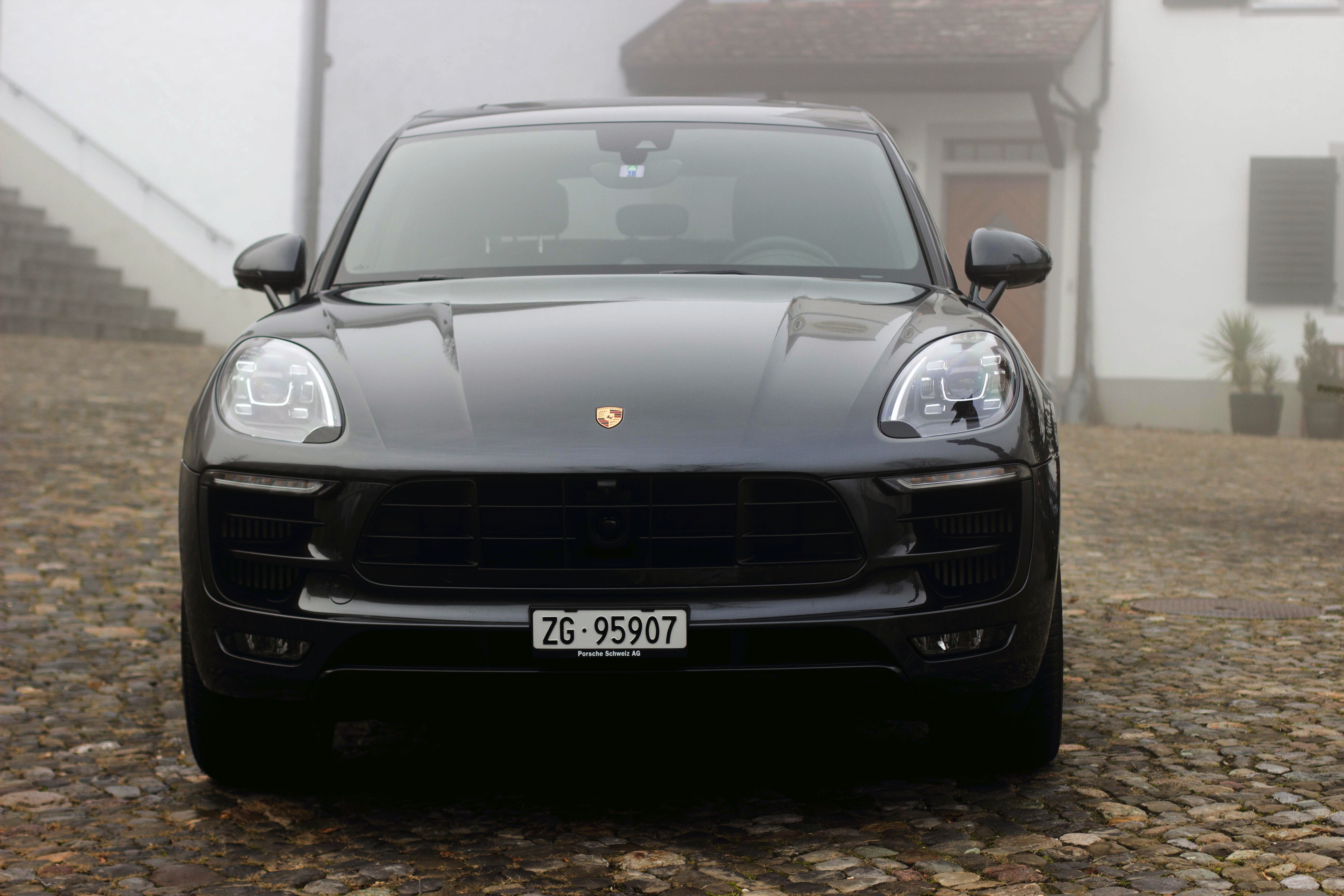 Porsche Macan Front - A Gentleman's World