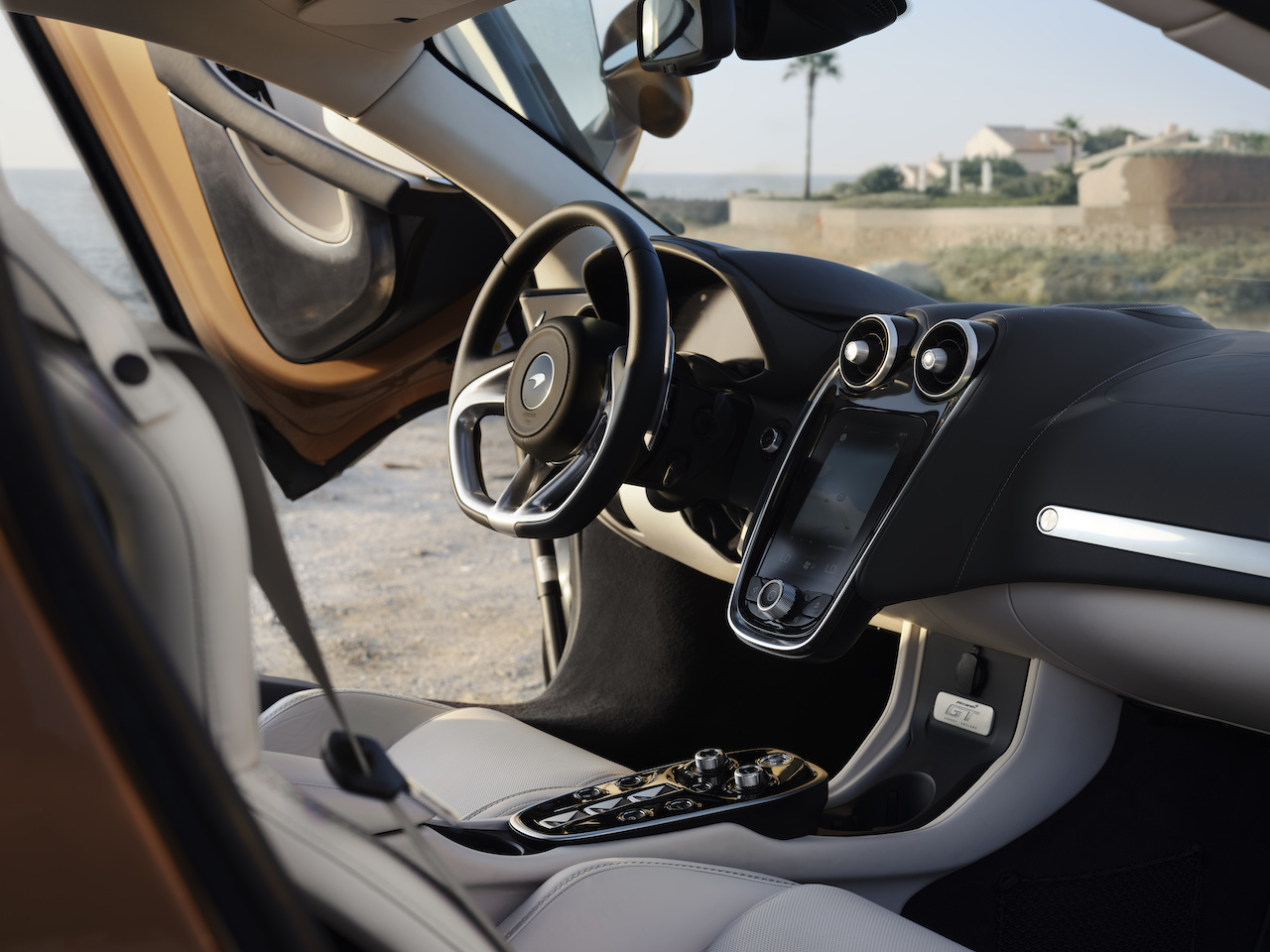 mclaren gt interior